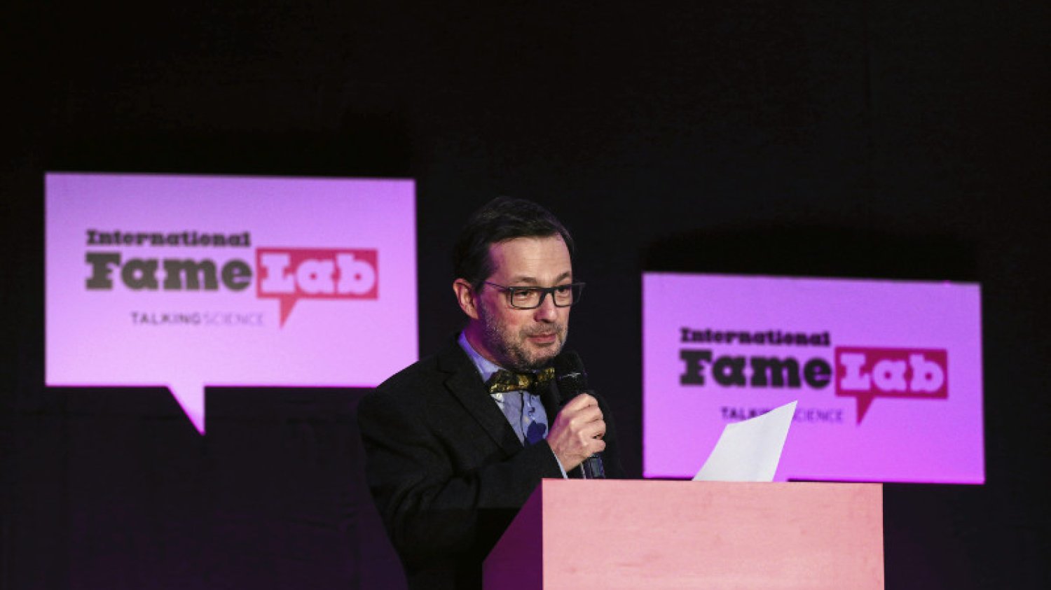 Dr Szymon Drobniak zwyciężył w 4 edycji konkursu FameLab. W nagrodę otrzymał łącznie 35 tys. zł.