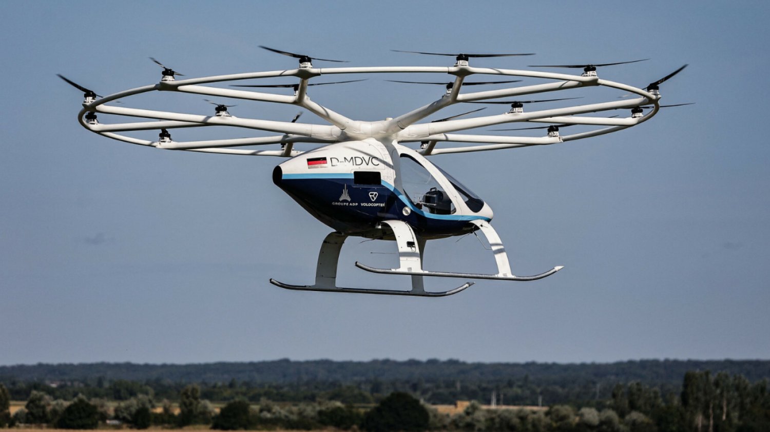 Taksówka powietrzna Volocopter podczas lotu demonstracyjnego na lotnisku Saint-Cyr-l'Ecole w Saint-Cyr-l'Ecole we Francji, 8 sierpnia 2024 r.