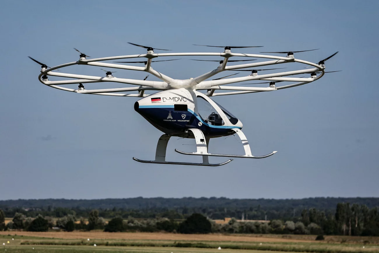 Taksówka powietrzna Volocopter podczas lotu demonstracyjnego na lotnisku Saint-Cyr-l'Ecole w Saint-Cyr-l'Ecole we Francji, 8 sierpnia 2024 r.