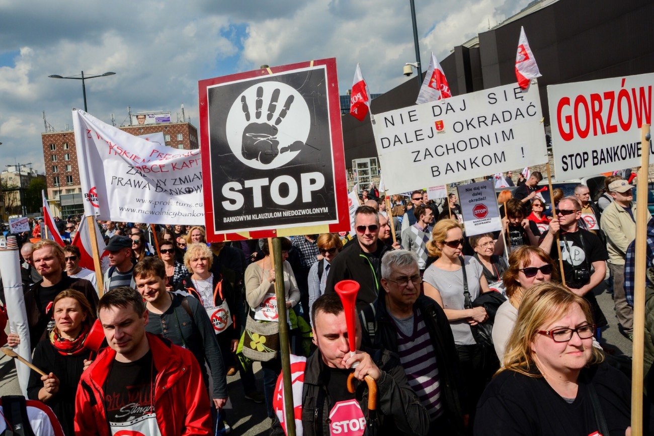 Demonstracja pod haslem "Stop Bankowemu Bezprawiu" przed budynkiem NBP i siedziby KNF