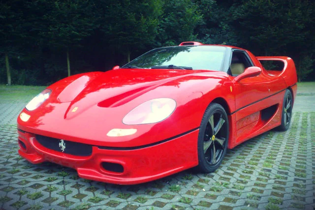 Nad pierwszą repliką Ferrari F50 Arkadiusz Bojar pracował 2,5 roku. Opłaciło się, stworzył formy, które wykorzystuje do produkcji kolejnych modeli. Dziś zajmuje mu to 3-4 miesiące czasu.