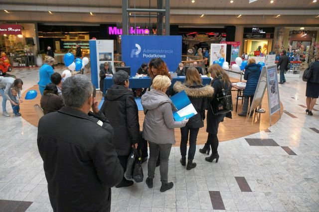 Kolejka do urzędników skarbowych. Rozliczają darmowo PIT-y podatnikom.