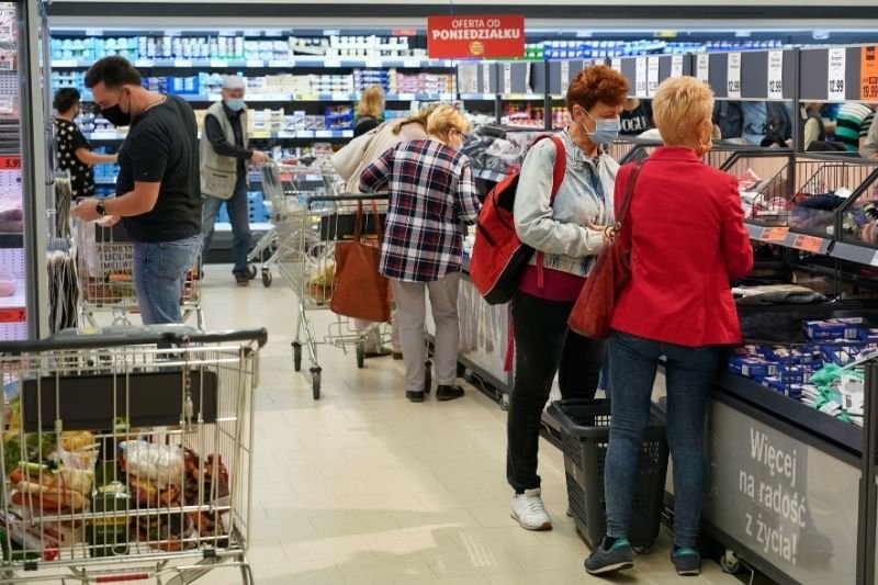 W sieci Lidl do zakupów za min. 99 zł dołączanych będzie 10 maseczek ochronnych.
