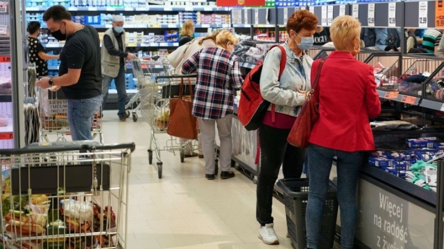 W sieci Lidl do zakupów za min. 99 zł dołączanych będzie 10 maseczek ochronnych.