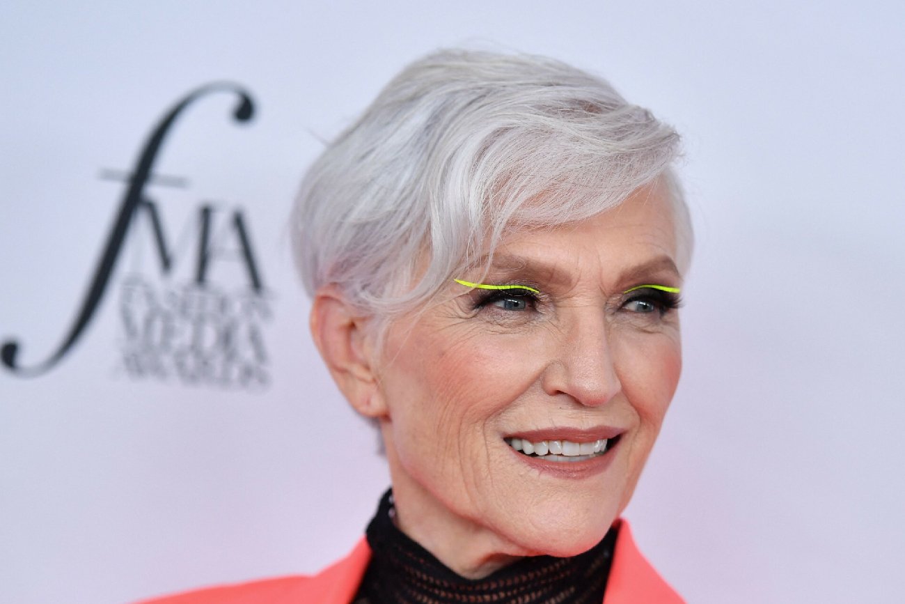 Maye Musk na ściance podczas konferencji w wyzywającym makijażu i żółtą kreską na oczach