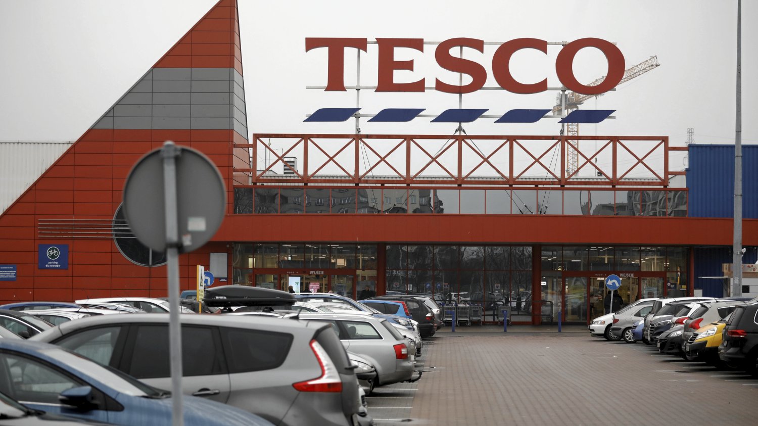 Akcjonariusze Tesco grożą spółce rewoltą. Chodzi o premię dla brytyjskiego prezesa.