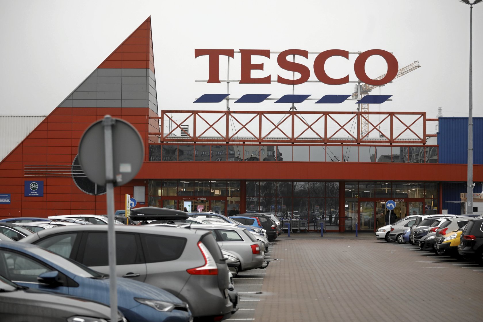 Akcjonariusze Tesco grożą spółce rewoltą. Chodzi o premię dla brytyjskiego prezesa.