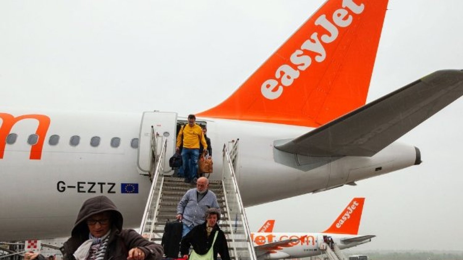 Raport IATA pokazuje, że obsługa linii lotniczych najczęściej skarży się na nadużywanie alkoholu, palenie papierosów, plucie i awantury