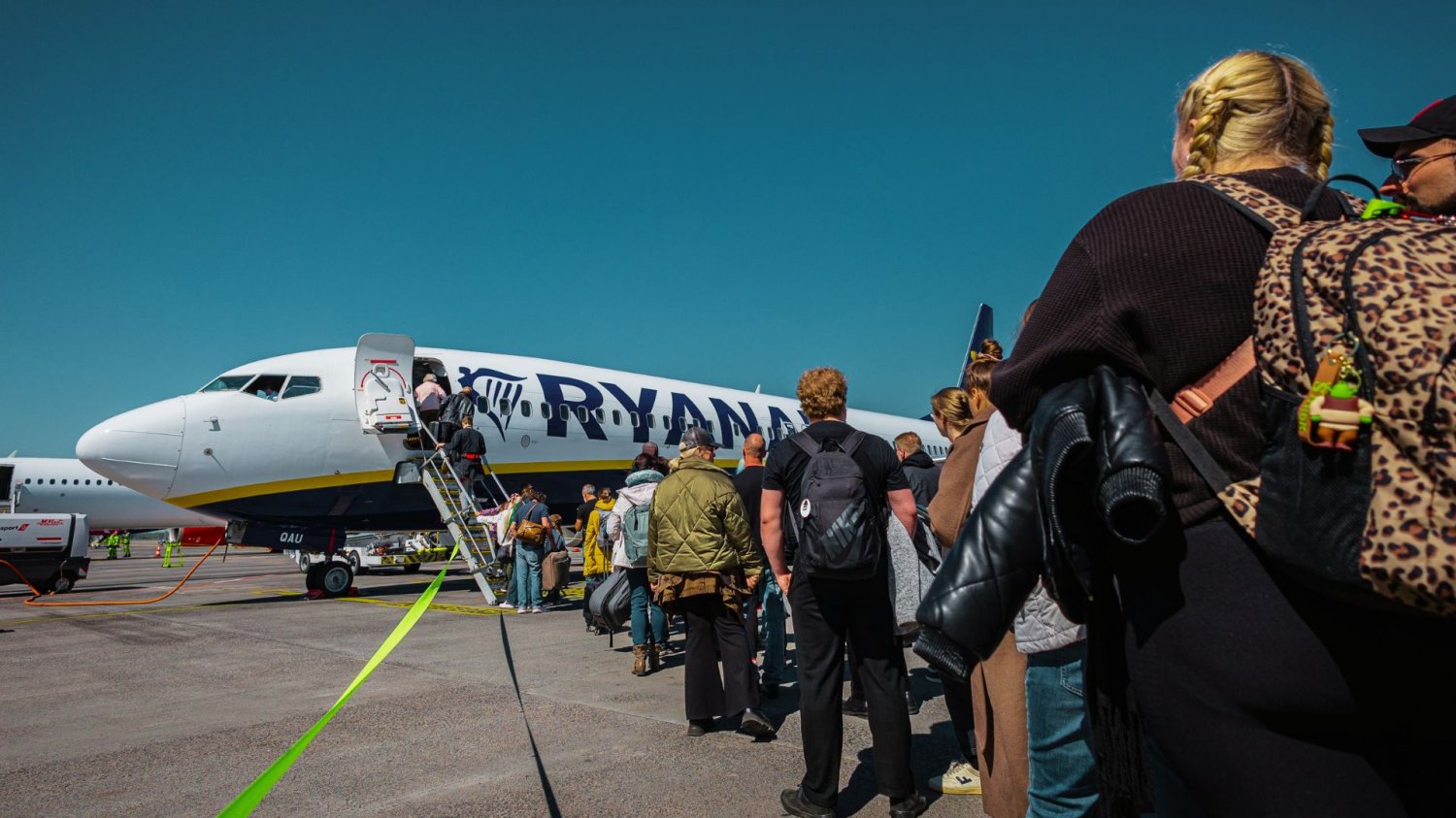 Konflikt na Bliskim Wschodzie a ceny lotów. Szef Ryanaira zabrał głos Ludzie w kolejce do samolotu Ryanair. Bilety na wakacje tańsze niż rok temu? Decyzja Ryanaira zaskakuje