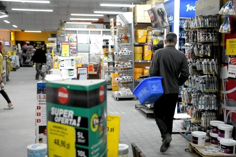 Wiele marketów budowlanych wciąż pozostaje otwartych dla klientów.