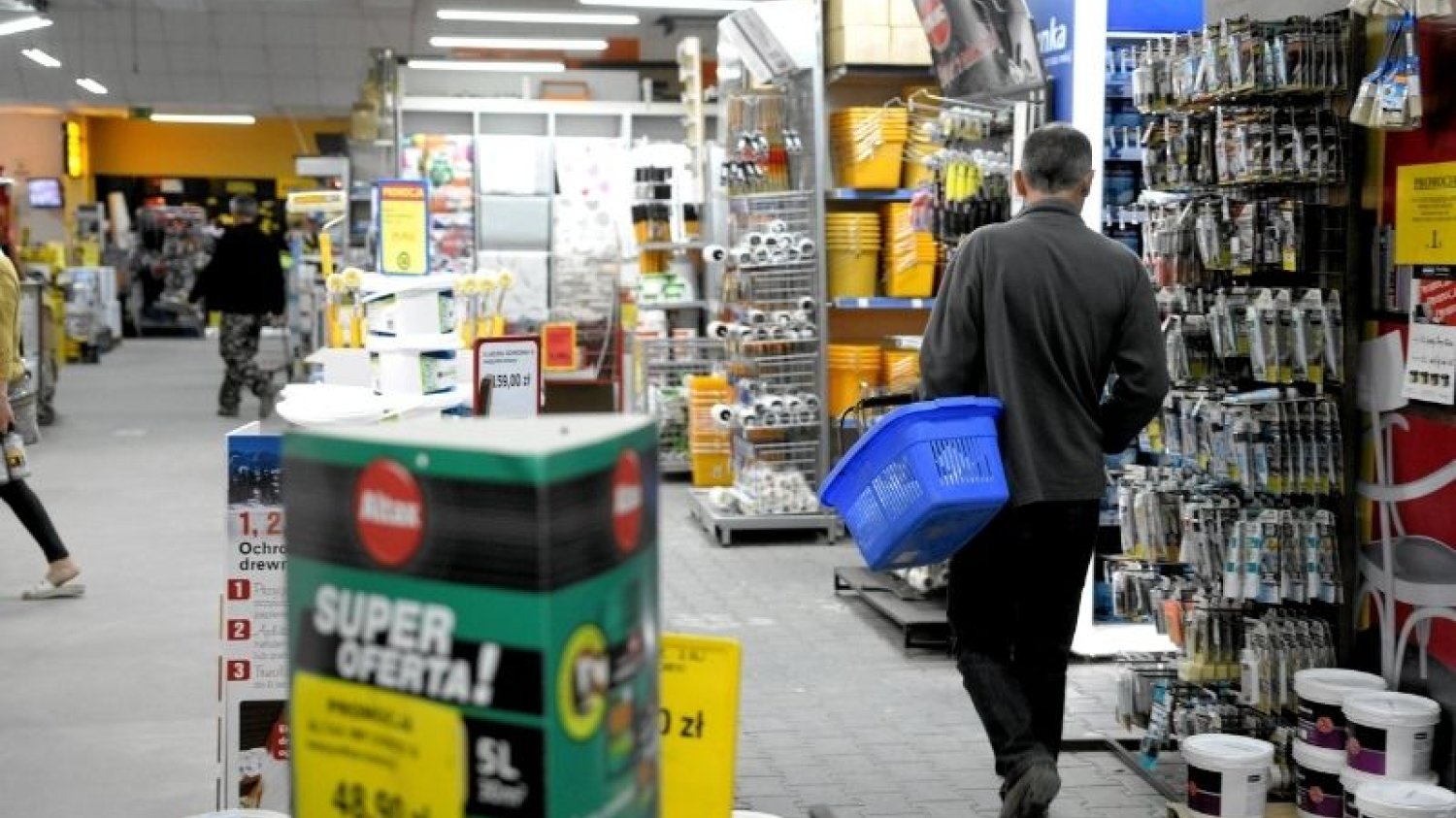 Wiele marketów budowlanych wciąż pozostaje otwartych dla klientów.