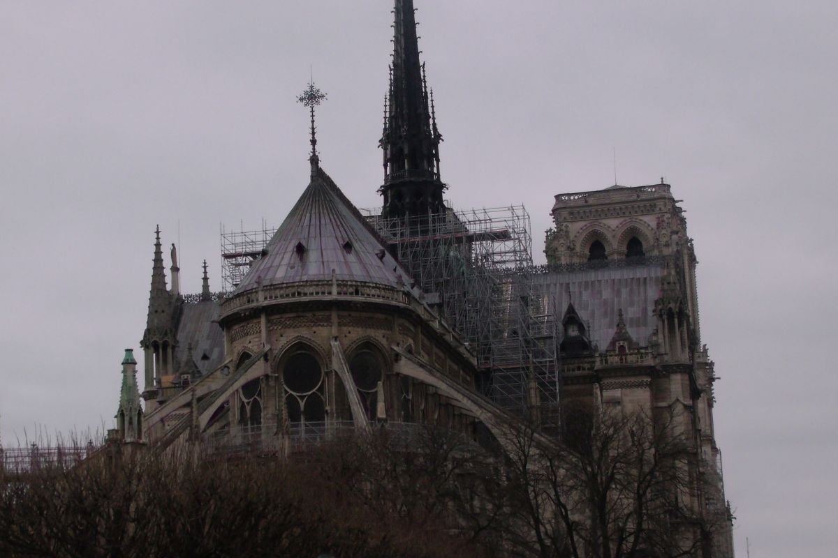 Potentaci wypłacli tylko 80 mln na odbudowę Notre Dame. Obiecali 850 mln.