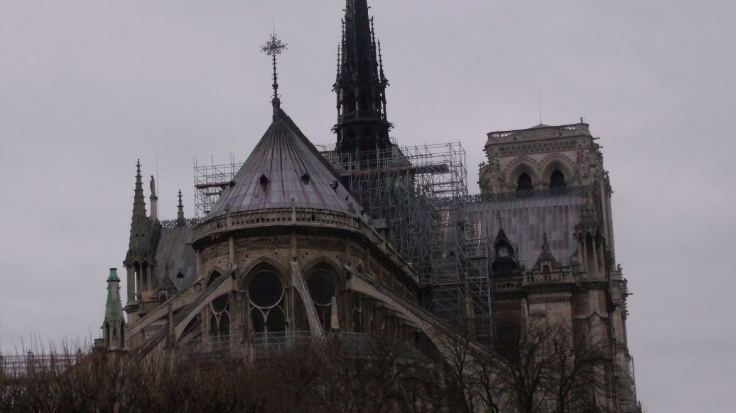 Potentaci wypłacli tylko 80 mln na odbudowę Notre Dame. Obiecali 850 mln.