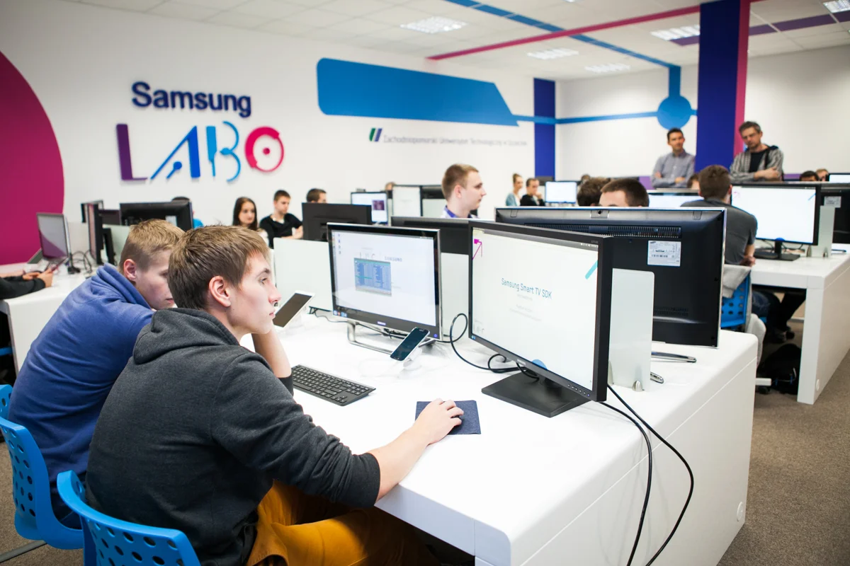 Zajęcia z programowania w ramach warsztatów organizowanych przez Samsunga.