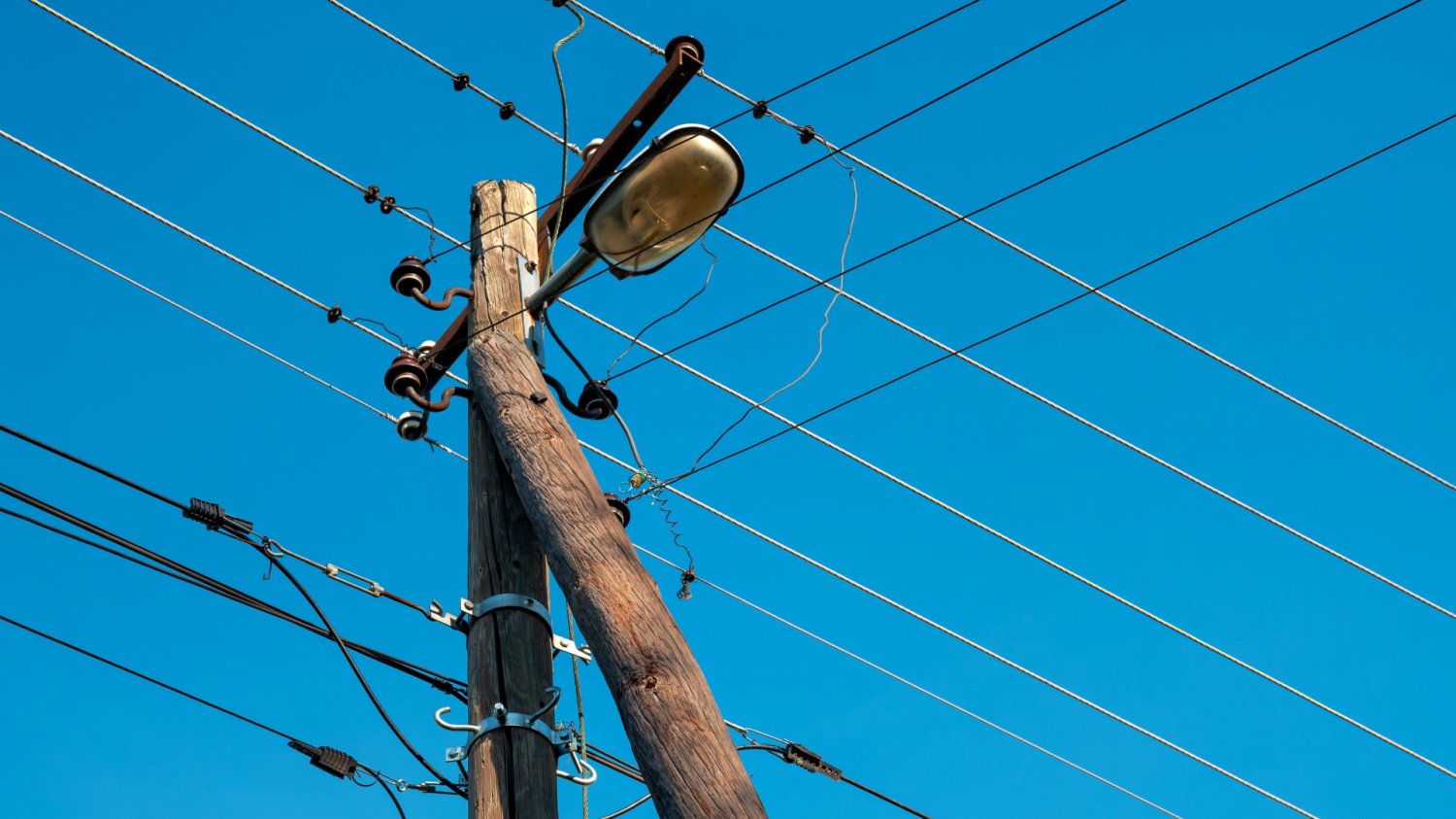 Masz słup energetyczny na działce? Wiemy jak możesz zyskać 180 tys. zł Słup energetyczny na działce.