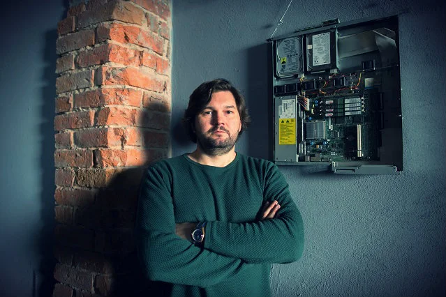 Rafał Agnieszczak na tle pierwszego serwera Fotka.pl.