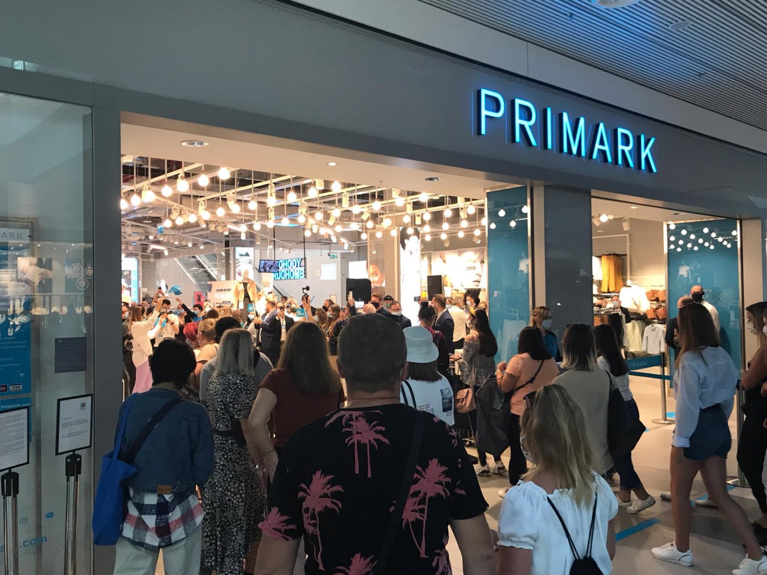 Otwarcie pierwszego sklepu Primark w Polsce, a konkretnie w warszawskiej Galerii Młociny. Ceny plasują się w połowie drogi między sieciówką a hipermarketową odzieżą