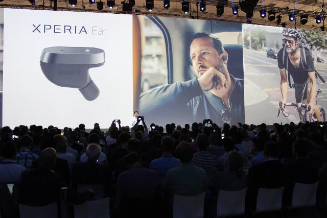 Sony Xperia Ear jest prezentowana jako osobisty asystent głosowy.