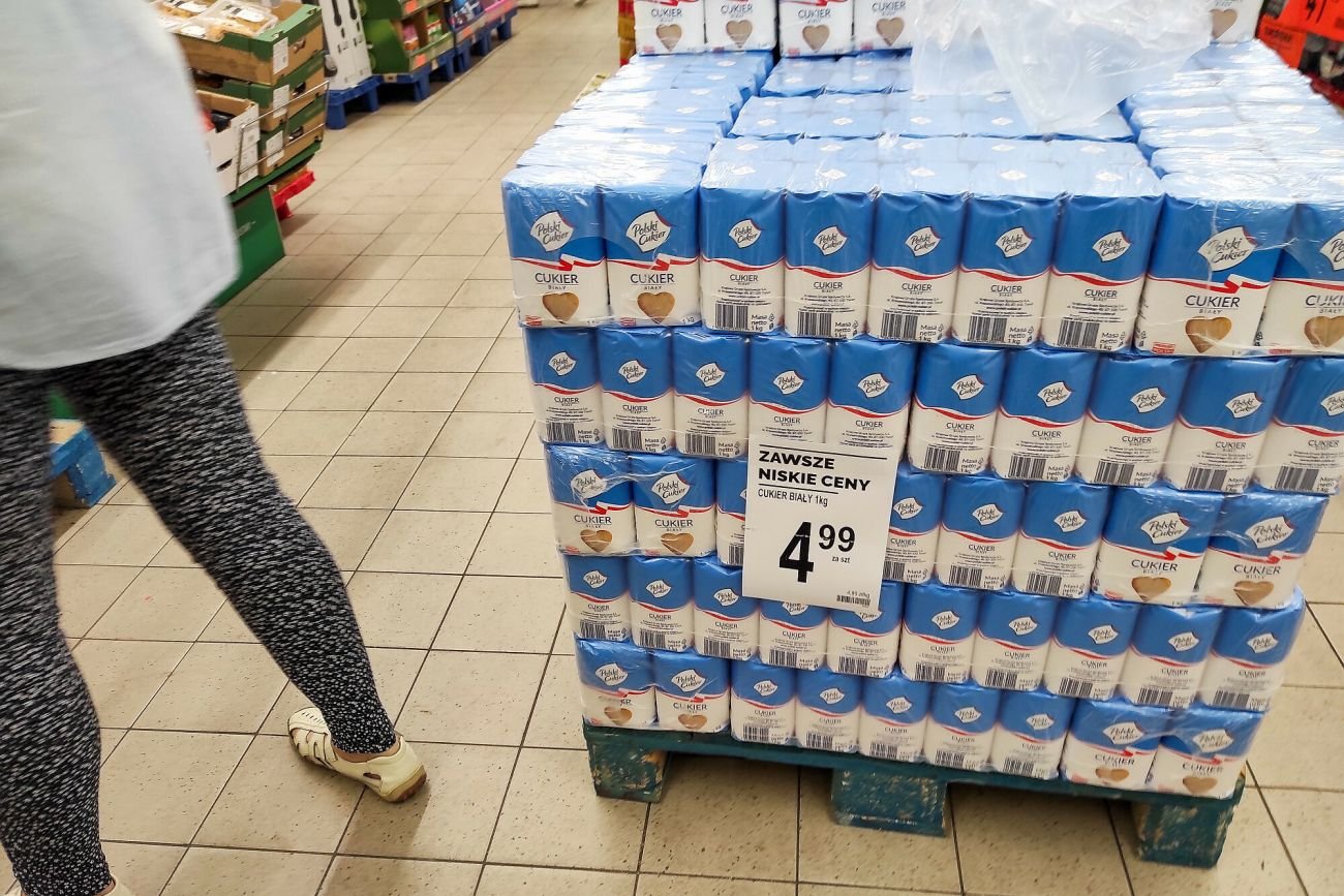 Cukier w Polsce jest sporo droższy, niż w Wielkiej Brytanii — udowodnił to reporter "Faktu"