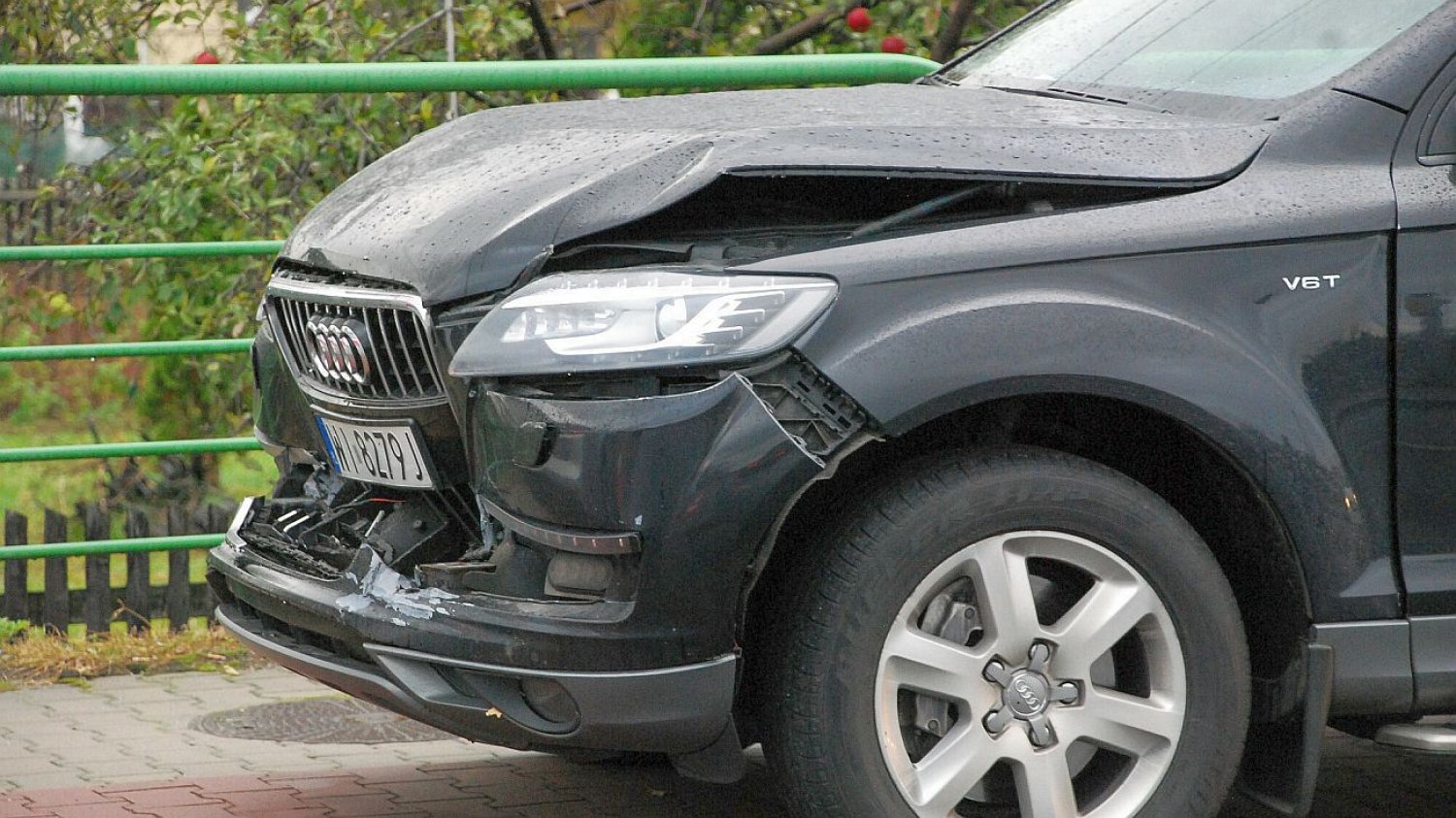 Tak wyglądało auto z rządowej kolumny z udziałem wicepremier Beaty Szydło w Imielinie na Śląsku w 2018 roku.
