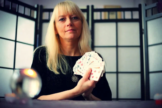 Maria Matusiak bierze 100-150 zł za godzinę wróżenia