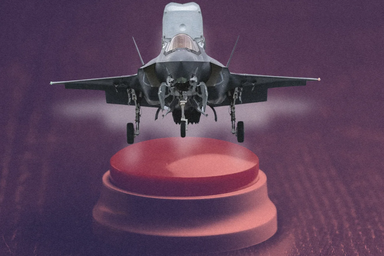 F-35 lądujący na dużym czerwonym przycisku.