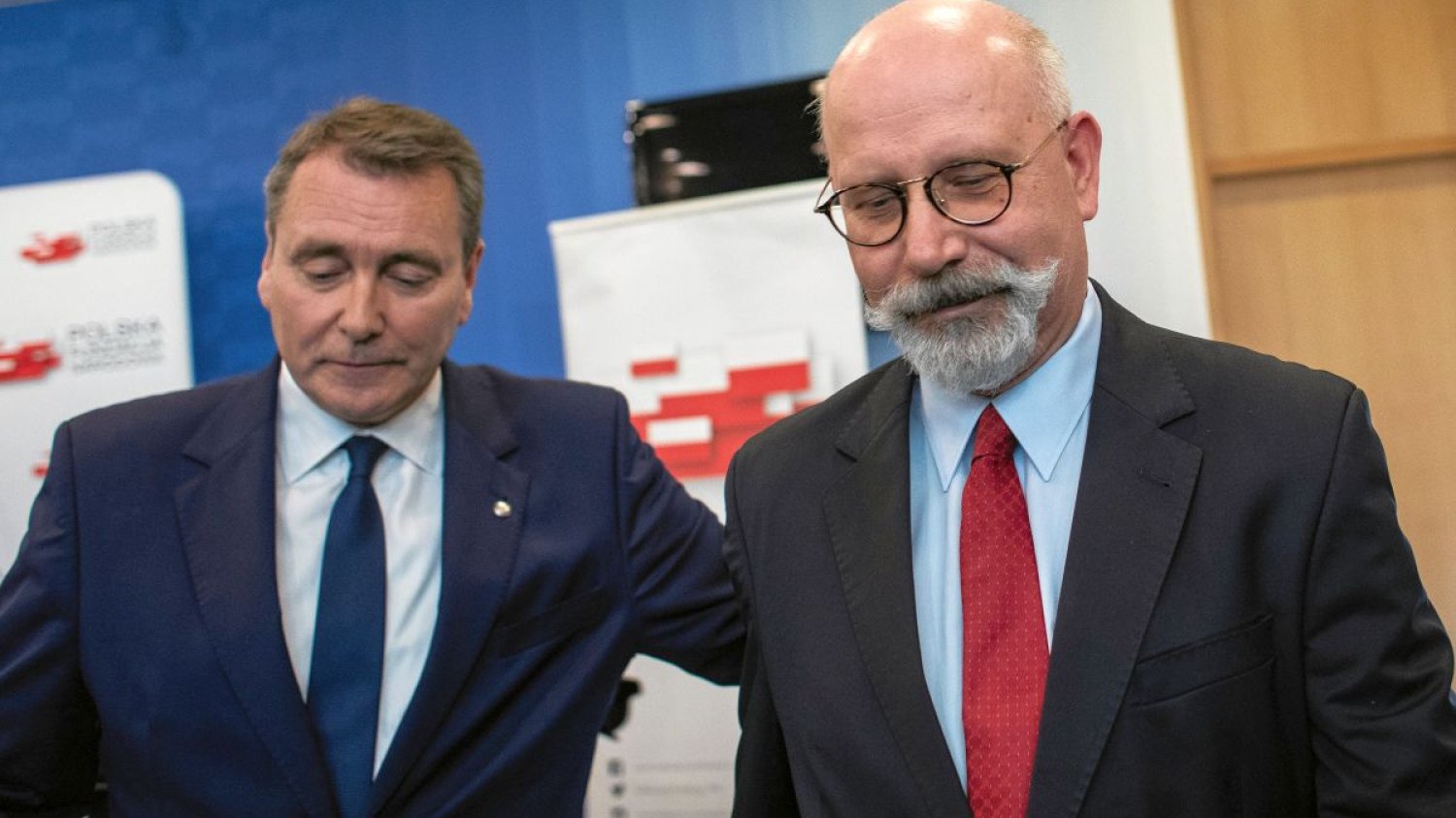Pierwszy prezes Polskiej Fundacji Narodowej Cezary Jurkiewicz i obecny wiceprezes Maciej Świrski, który miał zabiegać o podpisanie umowy z agencją WHWG.
