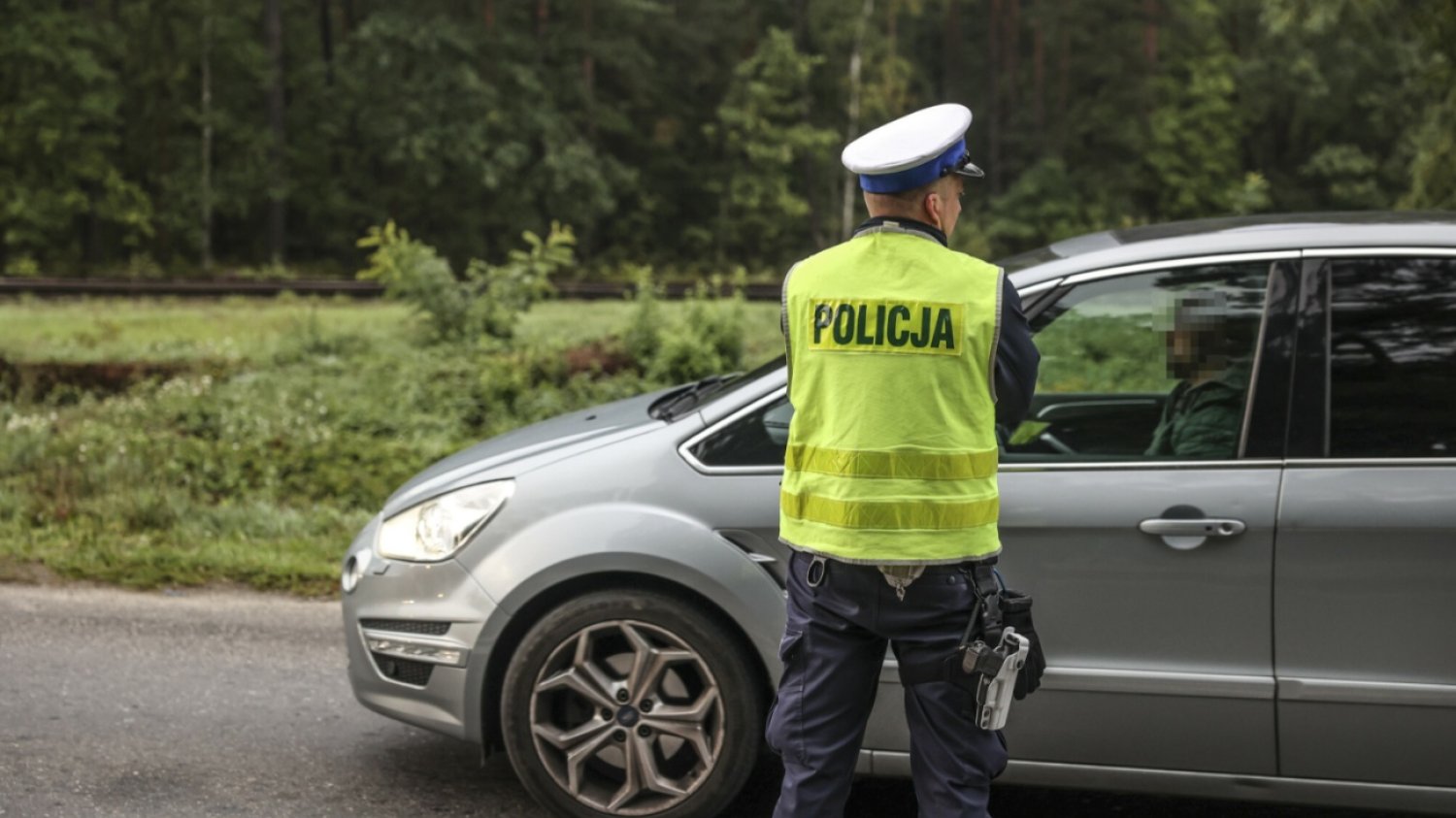 Policjant, samochód.
