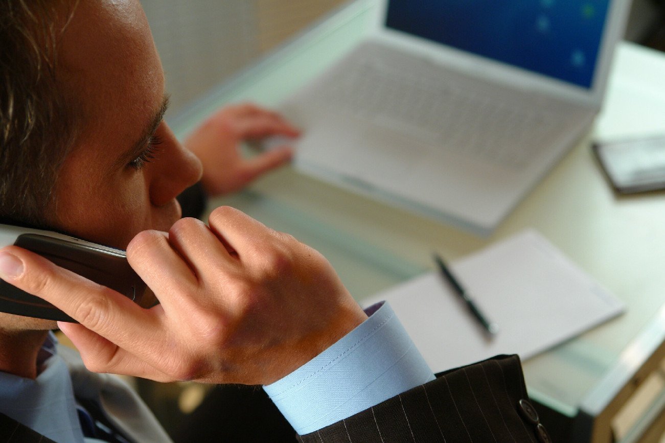 Czy trzeba odbierać telefon od pracodawcy w trakcie urlopu?