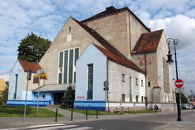 Przed wojną - synagoga, później - pływalnia. Teraz będzie hotelem