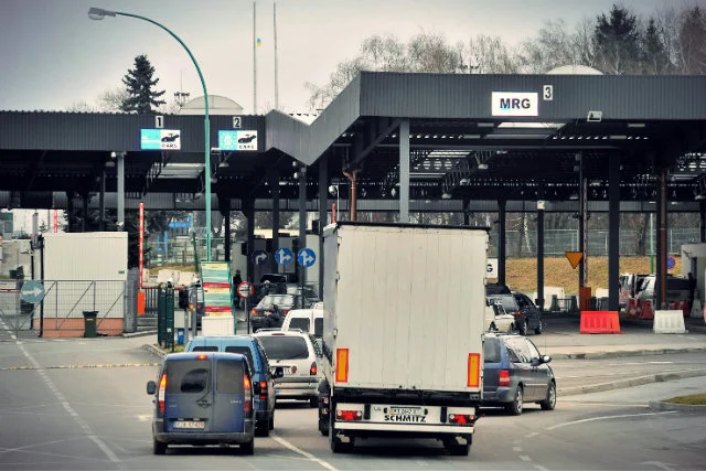 Firmy wolą zapłacić więcej i ściągnąć towar z zagranicy, niż kupić go u polskiego producenta. Powodem jest wprowadzenie od 2017 roku tzw. odwróconego VAT-u