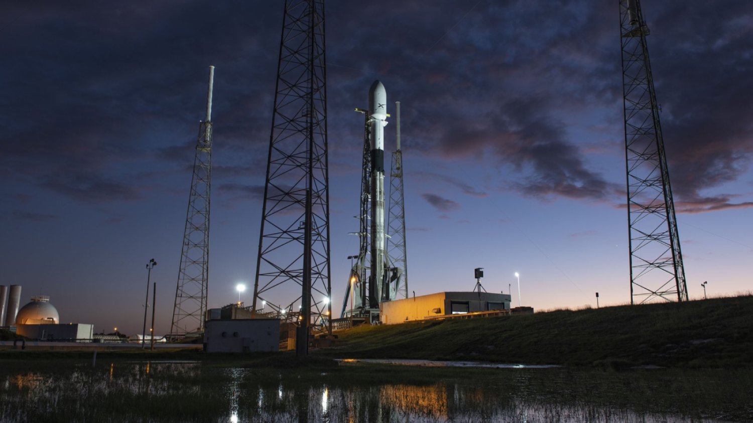 Satelita Starlink na platformie startowej