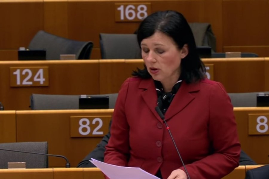 Vera Jourova, unijna komisarz ds. sprawiedliwości, postawiła Facebookowi ultimatum.