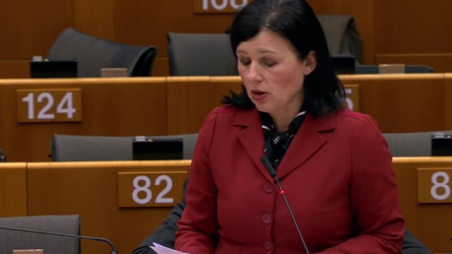 Vera Jourova, unijna komisarz ds. sprawiedliwości, postawiła Facebookowi ultimatum.