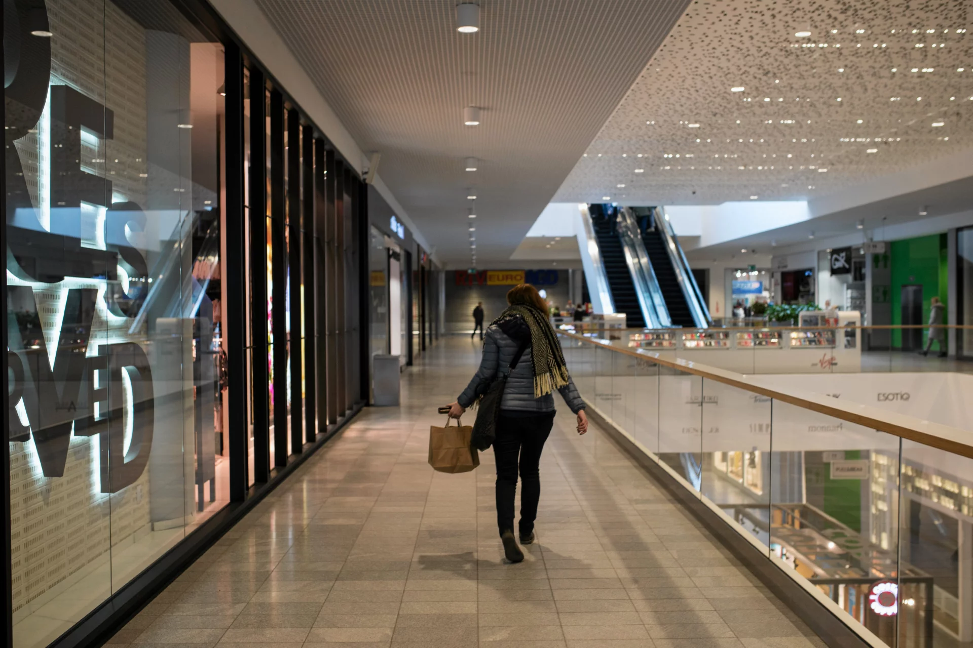 W niedziele objęte zakazem handlu niewielu klientów decyduje się na odwiedzenie działających w centrach handlowych kin, czy restauracji. Na zdjęciu Galeria Warminska w Olsztynie