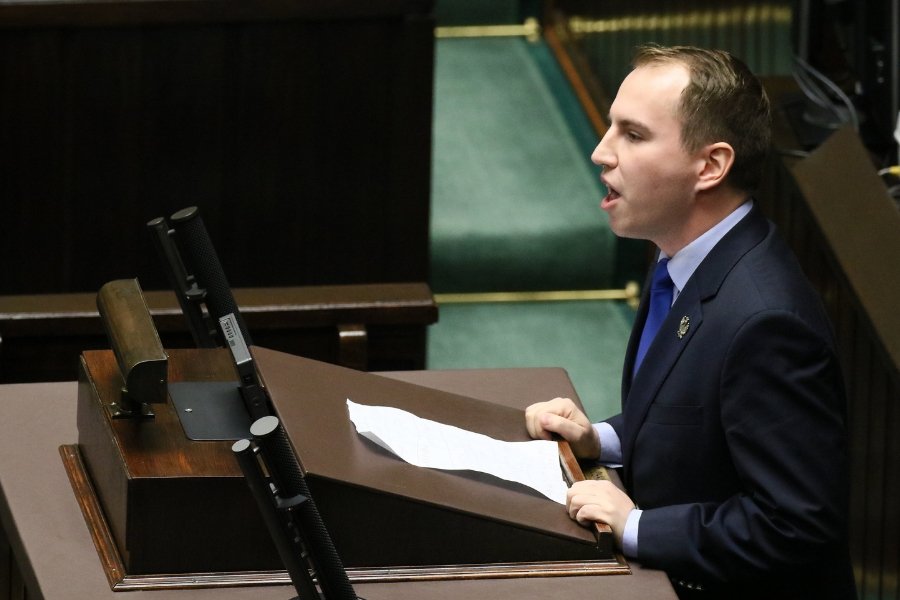 Wiceminister cyfryzacji Adam Andruszkiewicz nie posiada prawa jazdy, więc korzysta ze służbowego auta, kiedy tylko może.