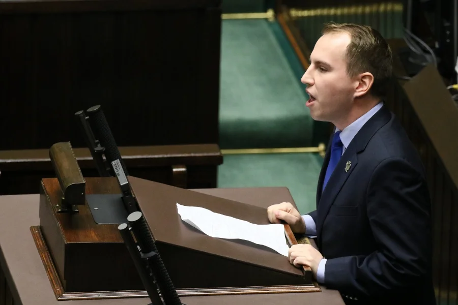 Wiceminister cyfryzacji Adam Andruszkiewicz nie posiada prawa jazdy, więc korzysta ze służbowego auta, kiedy tylko może.
