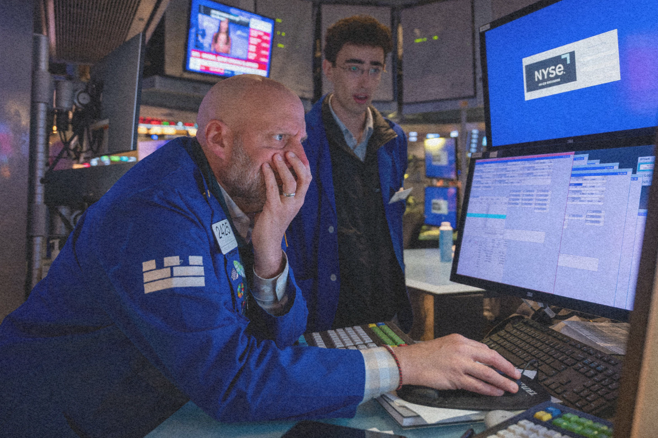 Nie tylko personalne ataki Trumpa na Powella wywołały popłoch na rynkach. Giełda zareagowała również na rosnące napięcia handlowe i niepewność wokół polityki celnej.