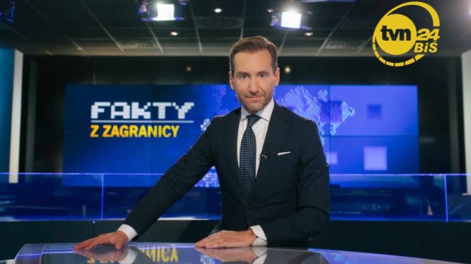 Piotr Kraśko, prezenter Faktów, w studiu TVN24.
