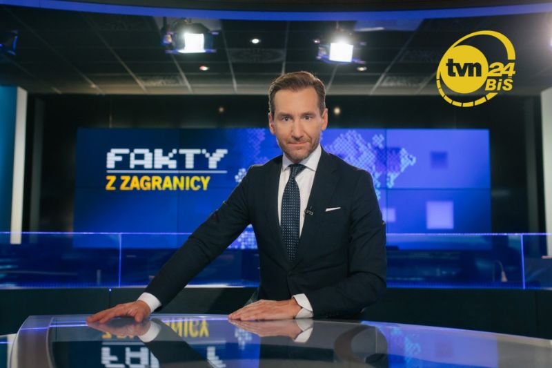 Piotr Kraśko, prezenter Faktów, w studiu TVN24.