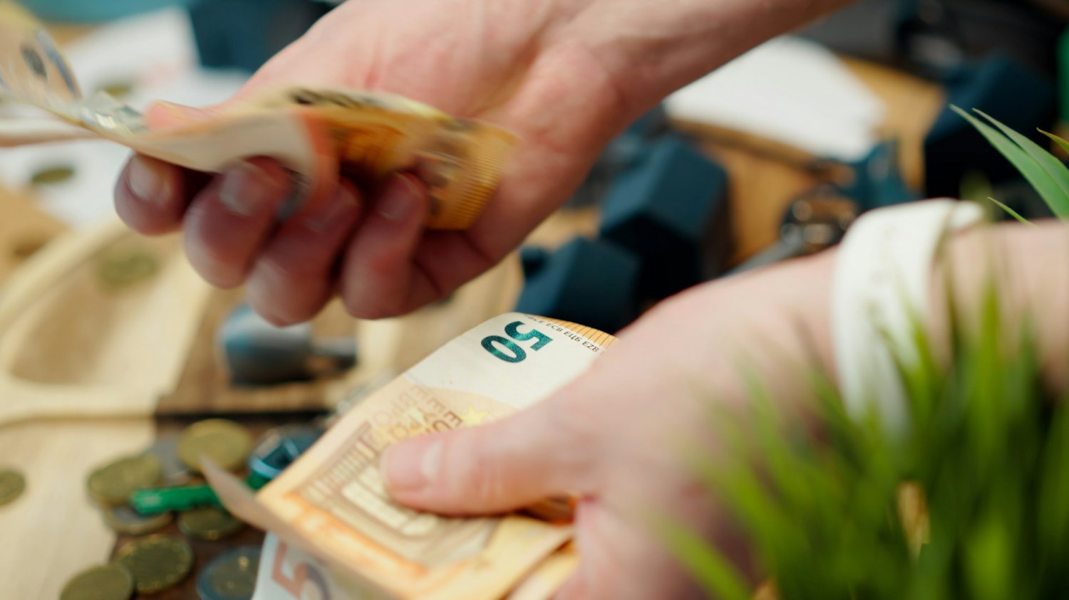 Policzenie świadczeń socjalnych w Niemczech okazało się za trudne dla naukowców. Dłonie, w których ktoś trzyma banknoty euro o nominale 50. Policzenie świadczeń socjalnych w Niemczech okazało się za trudne dla naukowców.