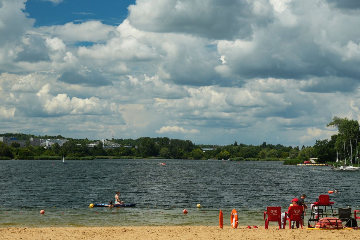 Nie tylko Zakrzówek w Krakowie. Zapomnij o gigantycznych kolejkach i wybierz te 3 letnie hity. Plaża Bagry w Krakowie, ratownik.