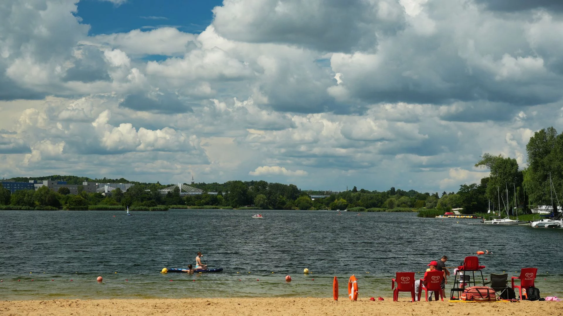 Plaża Bagry w Krakowie, ratownik.
