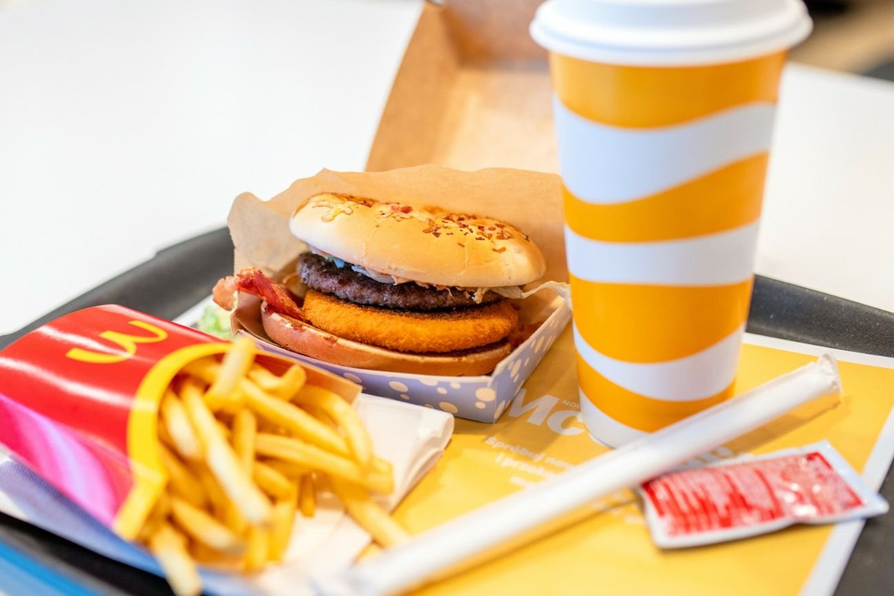 To już ostatnia okazja, by zjeść tę kanapkę w McDonald's. Za chwilę zniknie. Kiedy burger Drwala znika z McDonald’s? To ostatnia okazja, by zamówić popularną kanapkę.