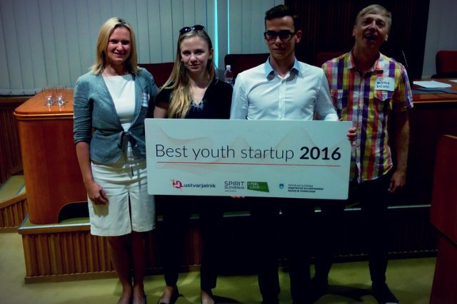 Zwycięski zespół Briefing4U, Gabriela Wyszyńska i Karol Molasy,  z mentorami (Katarzyną Królak-Wyszyńską i Wojtkiem Kałuckim z Innovatiki)