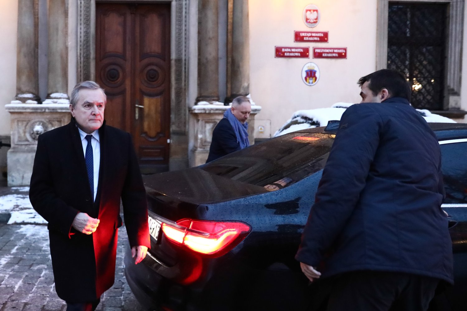 Ministrowie niektórych resortów mogą wypożyczać samochody służbowe w celach prywatnych w bardzo atrakcyjnych cenach.