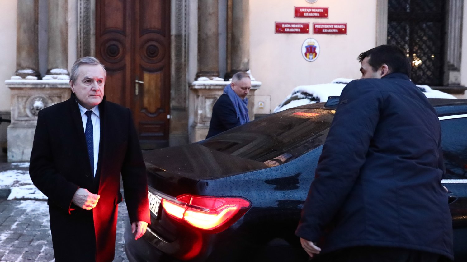 Ministrowie niektórych resortów mogą wypożyczać samochody służbowe w celach prywatnych w bardzo atrakcyjnych cenach.