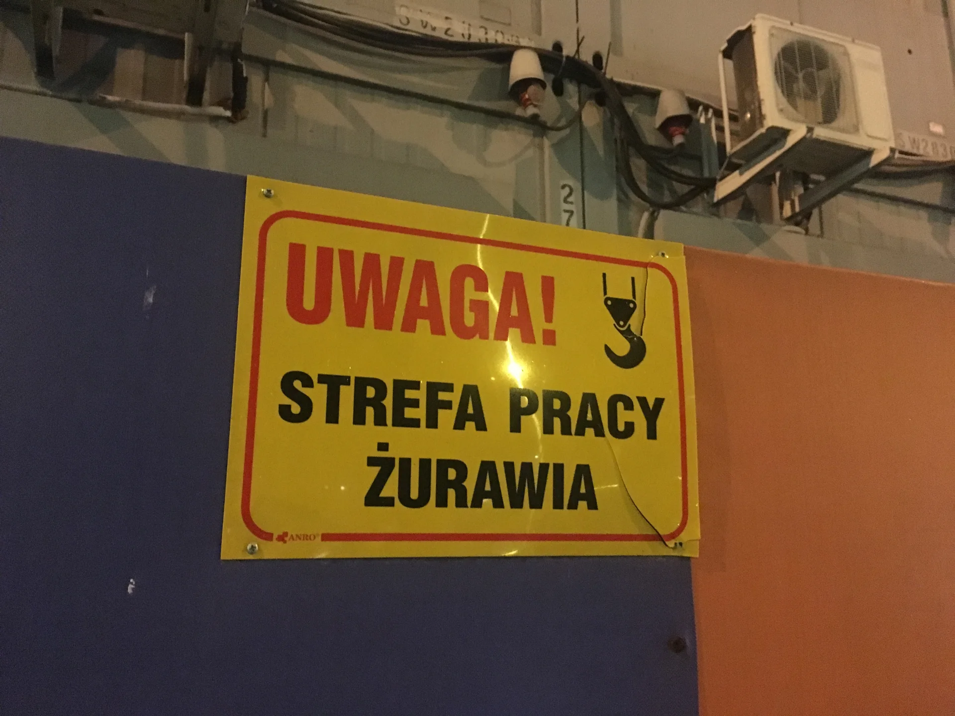 Praca na żurawiu (i pod nim) nie należy do najbezpieczniejszych