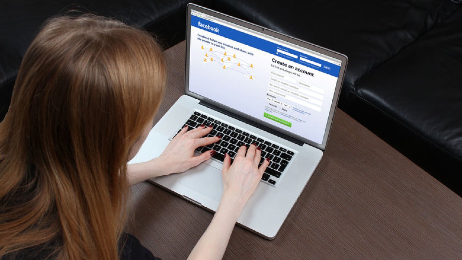 Na przejętych kontach pojawiają się wpisy reklamujące aplikację, która ma nam umożliwić dostęp do informacji o tym, kto podgląda nasz profil