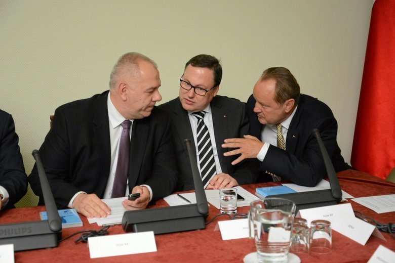 SKOK-i od dawna korzystają z przychylności władzy. Na zdjęciu Jack Sasin (PiS), Grzegorz Bierecki (twórca systemu SKOK) i Janusz Szewczak (główny ekonomista SKOK)